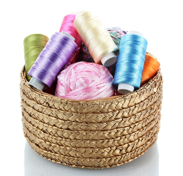 Koszyk z niciami i materiałem